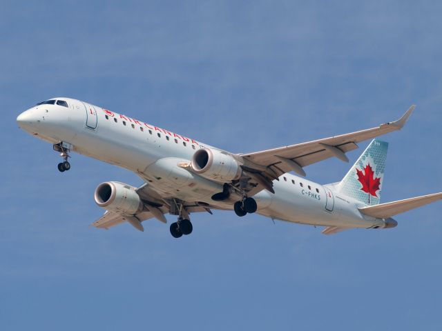 Embraer ERJ-190 (C-FHKS) - An Embraer 190 of Air Canada.