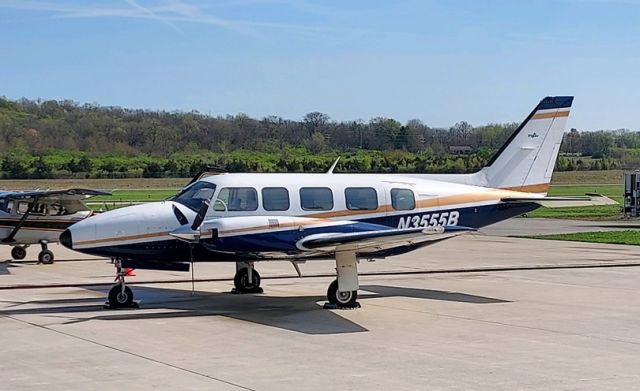 Piper Navajo (N3555B) - Butler County Airport (Cincinnati, OH)