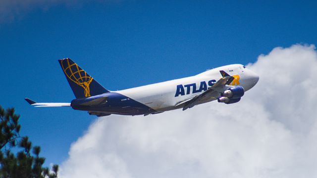 Boeing 747-400 (N496MC)