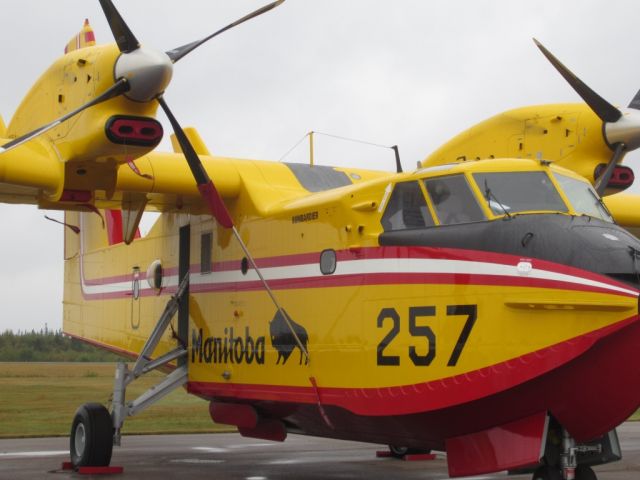 Canadair CL-415 SuperScooper (C-GMFY)