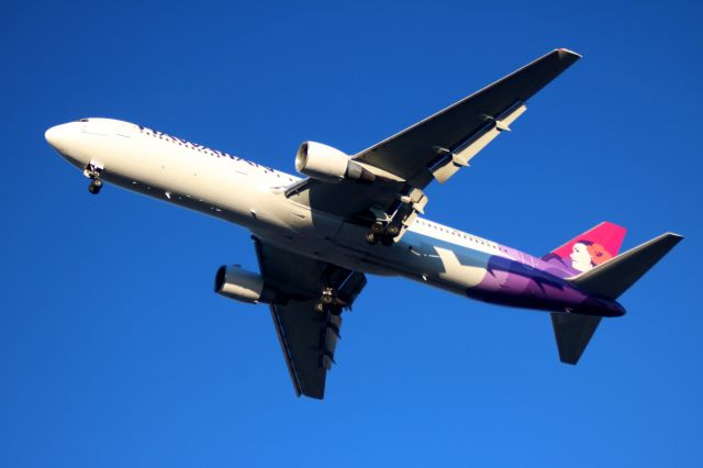 Boeing 757-200 (N583HA) - On Final to 30L, from POGG   09-21-2016