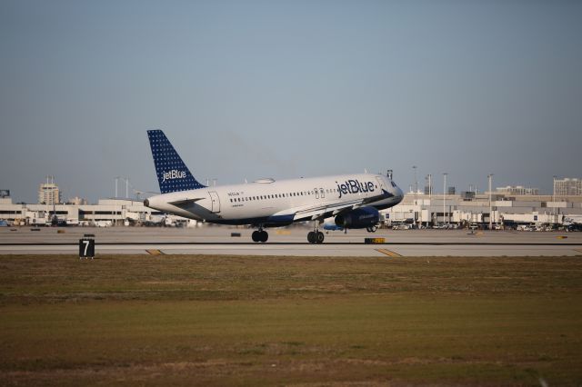 Airbus A320 (N652JB)