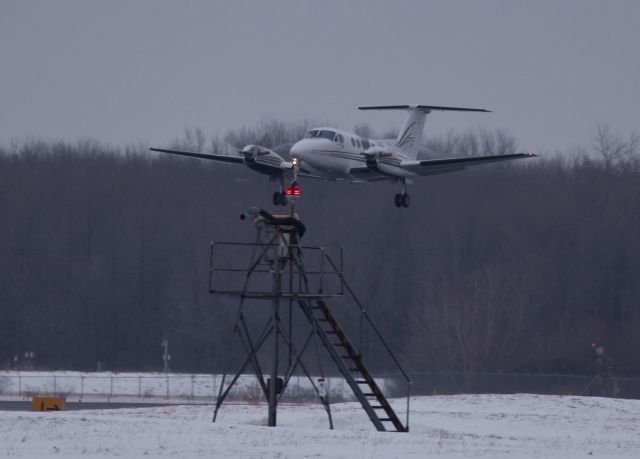 Beechcraft Super King Air 200 (N485R) - Take off runway 28