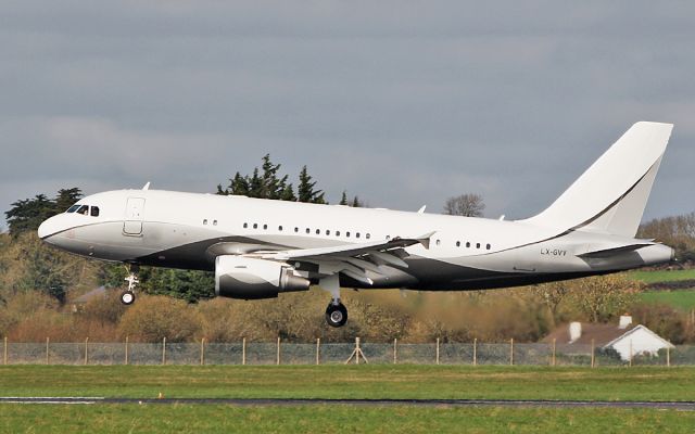 Airbus A319 (LX-GVV) - global jet luxembourg a319-115cj lx-gvv landing at shannon 26/3/19.