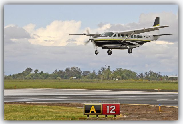 Cessna Caravan (N1242A) - Landing runway one-two, Merced Regional Airport