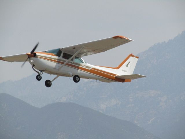 Cessna Skyhawk (N5624G) - Taking off RWY 26L