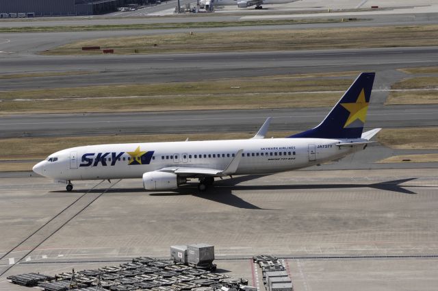 Boeing 737-800 (JA737Y) - Taxi at Haneda Intl Airport on 2012/03/14