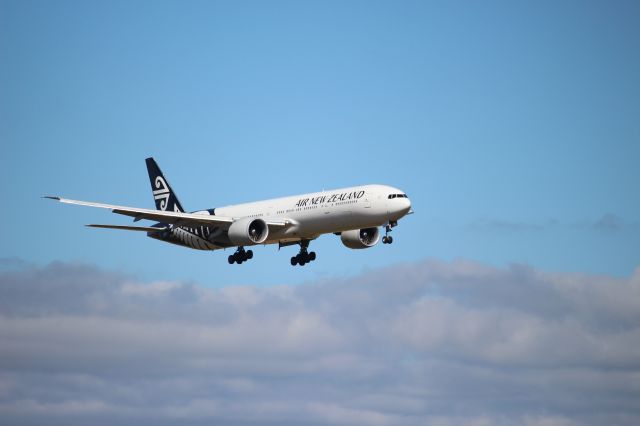 BOEING 777-300ER (ZK-OKS) - ZK-OKS on final approach at Auckland Int.