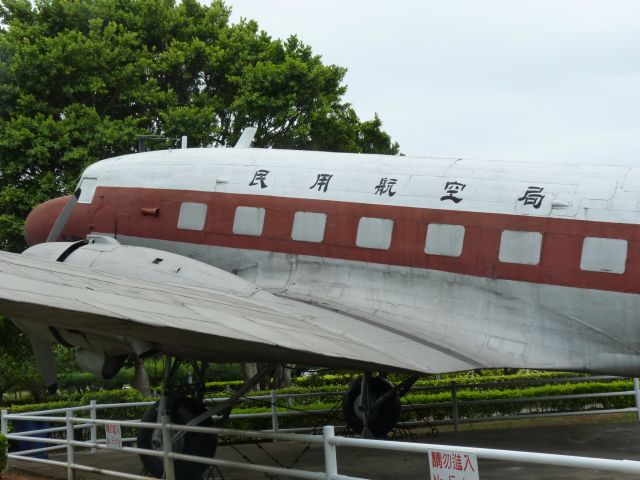 Douglas DC-3 —