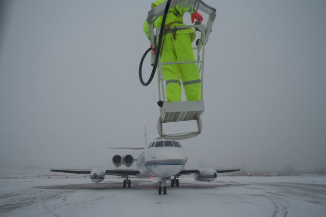 Lockheed Jetstar 2 (N800GD) - De-icing at UES