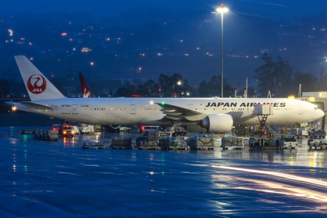 BOEING 777-300 (JA742J)