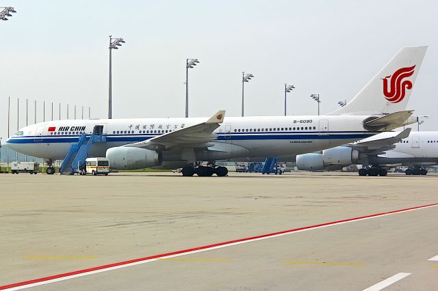 Airbus A330-200 (B-6090)