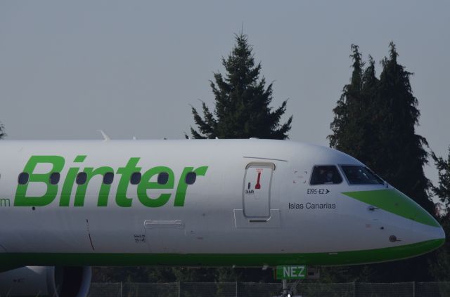 EMBRAER ERJ-190-400 (EC-NEZ) - EC-NEZ Front Detail Going To TakeOff From LEVX To GCLP (With Co-Pilot Saying Hello To Spotters). 21-11-2021