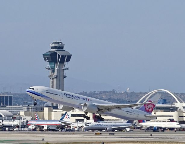 BOEING 777-300 (B-18003)