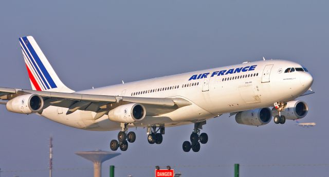 Airbus A340-300 (F-GNIH) - Landing South runway.