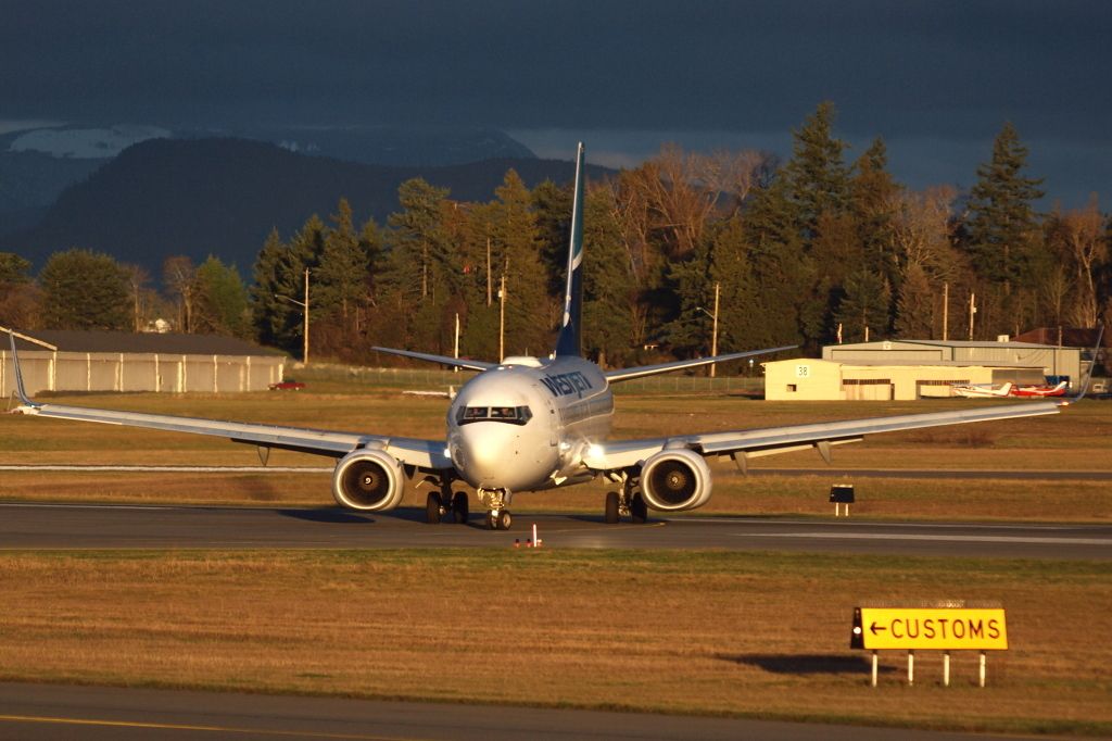 Boeing 737-700 (C-FWSV)