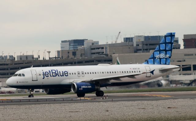 Airbus A320 (N587JB)