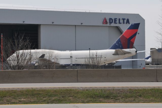 Boeing 747-400 (N669US)