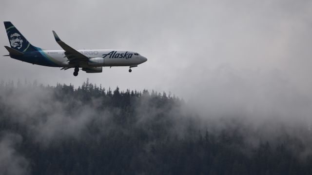 Boeing 737-700 (N625AS) - Typical landing at Juneau from the south.  On a mostly sunny day no less.