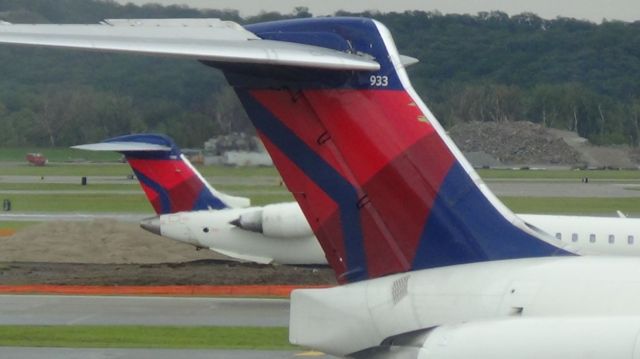 McDonnell Douglas MD-88 (N933DL) - Delta passes Delta.