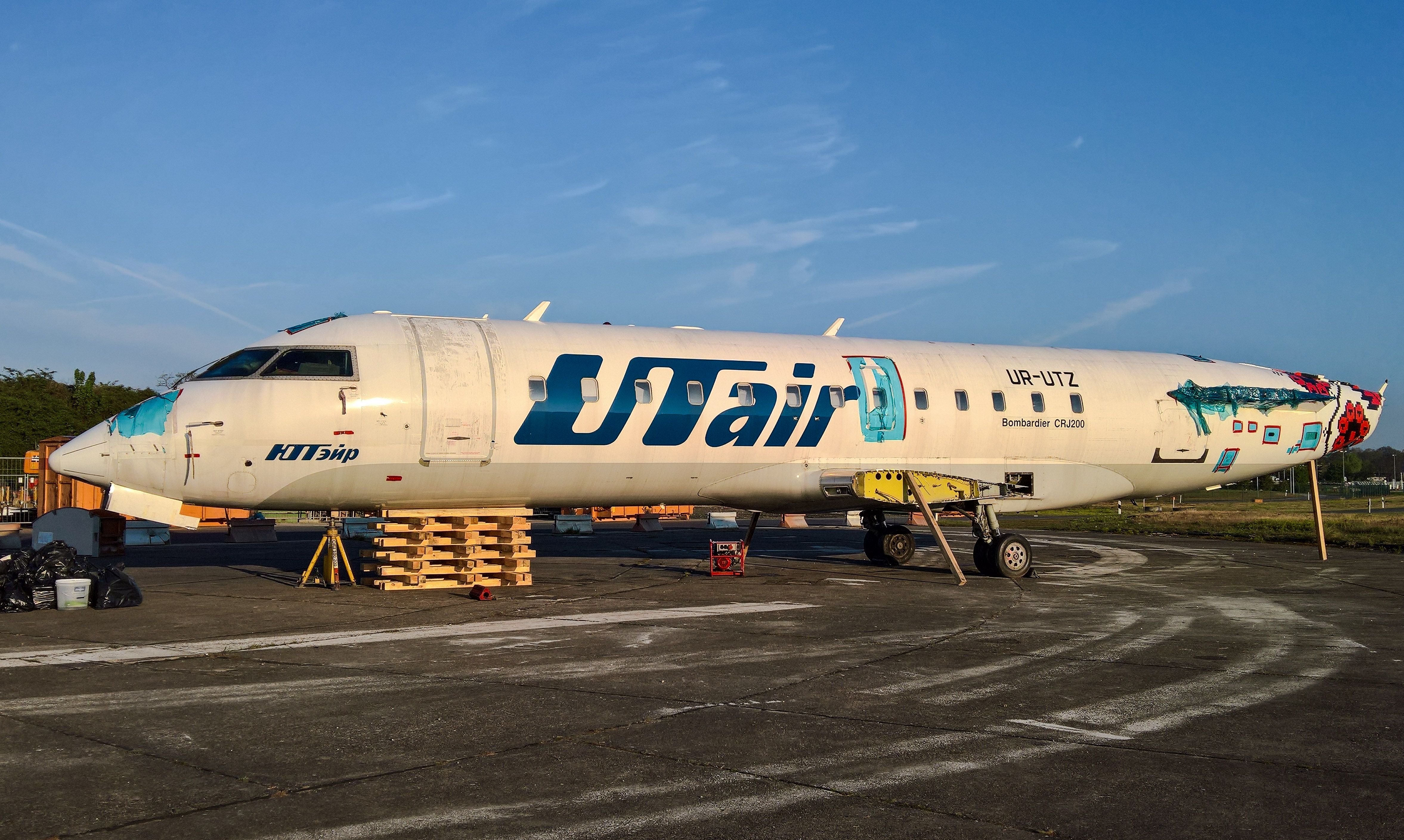 Canadair Regional Jet CRJ-200 (UR-UTZ)