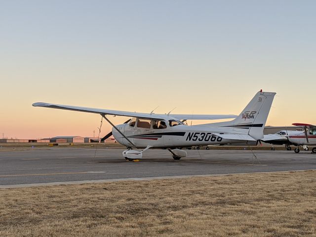 Cessna Skyhawk (N53068) - Dusk