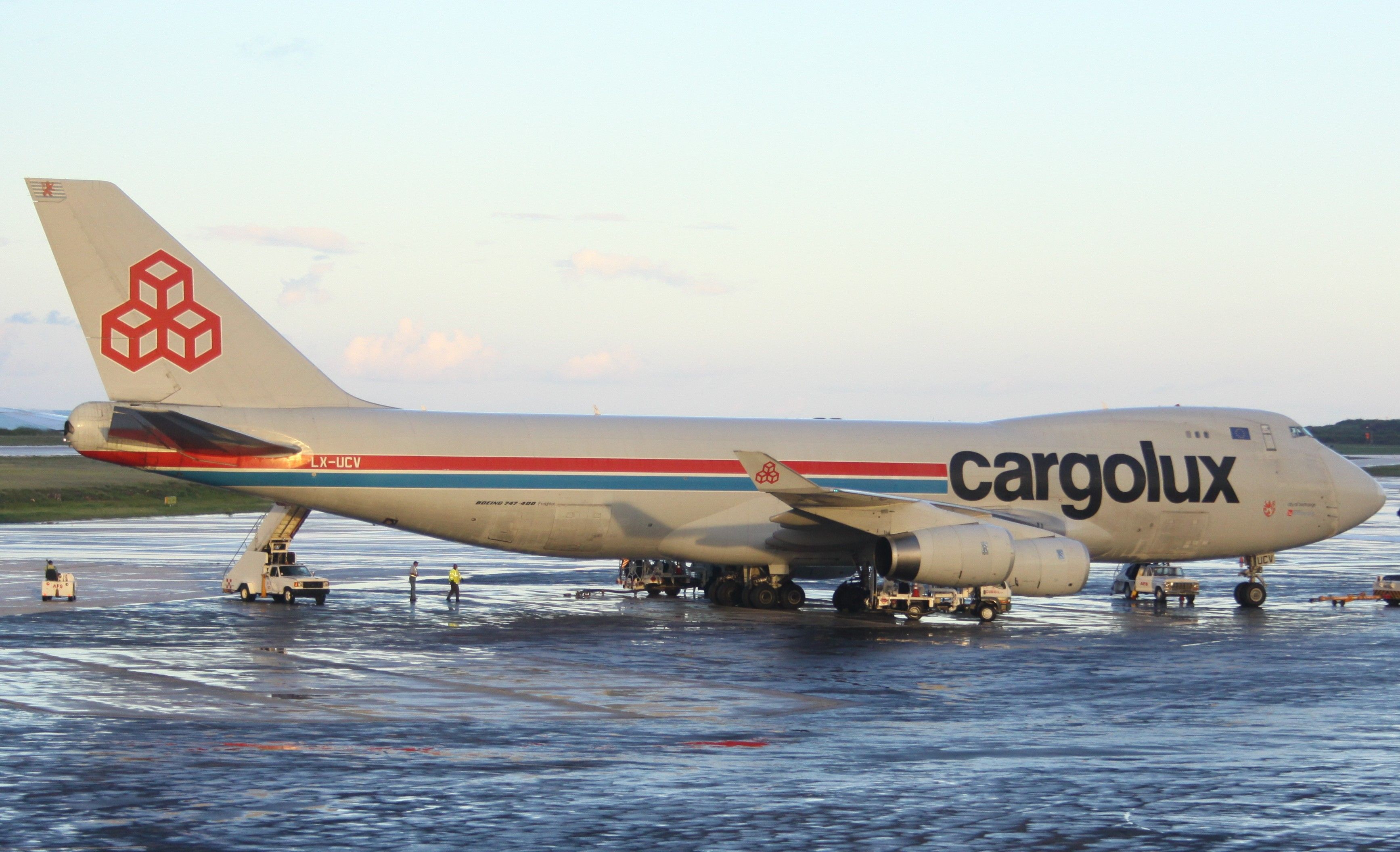 Boeing 747-400 (LX-UCV)