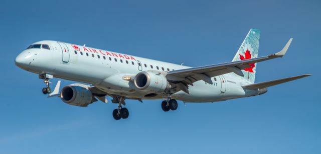 Embraer ERJ-190 (C-FFYT)