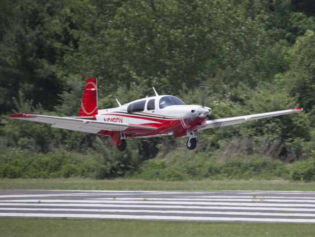 Mooney M-20 (N9160Y) - Landing runway 08. 1 JUN 2016.