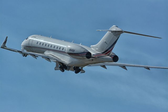 Bombardier Global 5000 (N104QS)