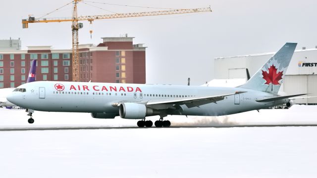 BOEING 767-300 (C-GHLU)