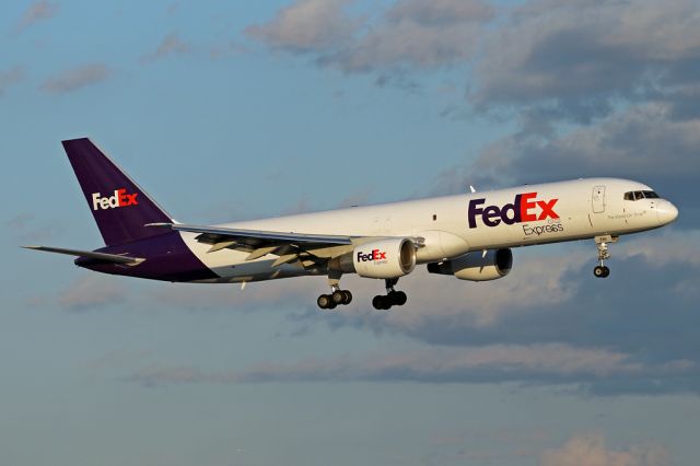 Boeing 757-200 (N786FD) - FDX346 arriving from Memphis in the late afternoon.