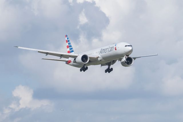 BOEING 777-300 —