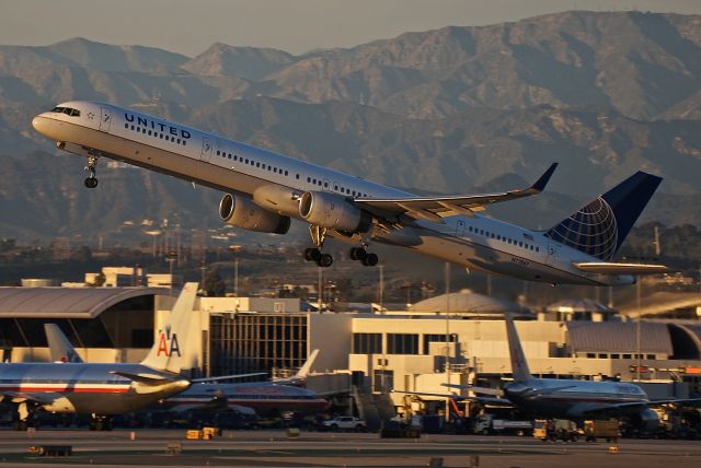 BOEING 757-300 (N77867)