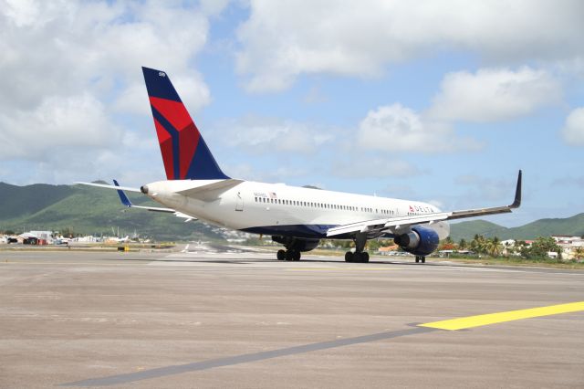 Boeing 757-200 (N699DL)