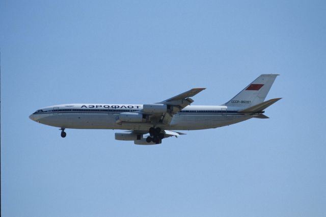 Ilyushin Il-87 (CCCP86097) - Final Approach to Narita Intl Airport Rwy34 on 1990/03/25
