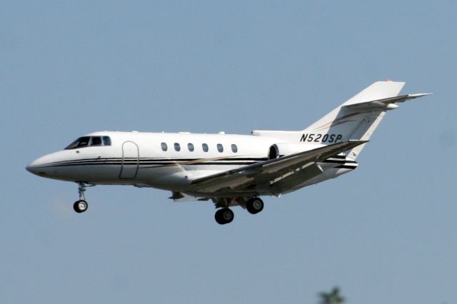 Hawker 800 (N520SP) - Final approach for R06 on 31-Jul-07, this aircraft has since been reregistered N333PC.