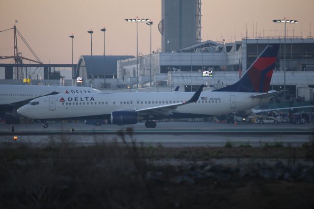 Boeing 737-800 (N3760C)