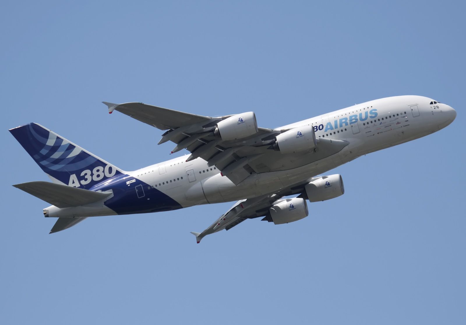 Airbus A380-800 (F-WWDD) - PARIS AIR SHOW