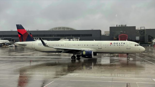 Airbus A321 (N392DN) - Departing for LAX as DL515