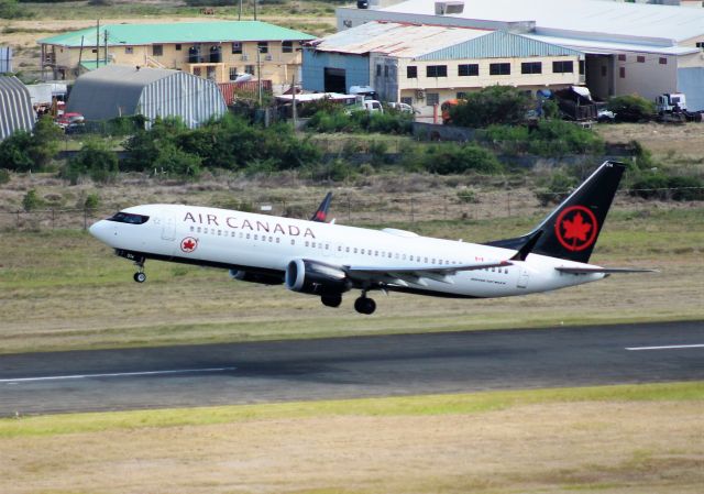 Boeing 737 MAX 8 (C-FSLU)