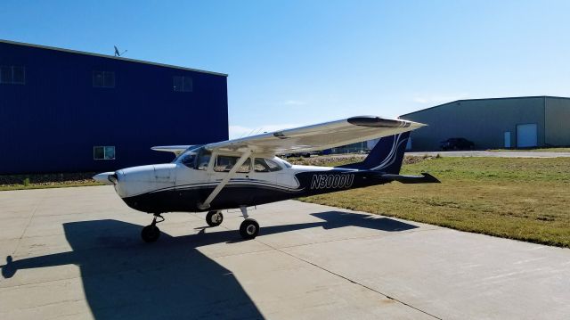 Cessna Skyhawk (N3000U)