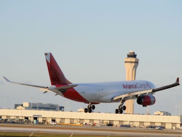 Airbus A330-200 (N334QT)