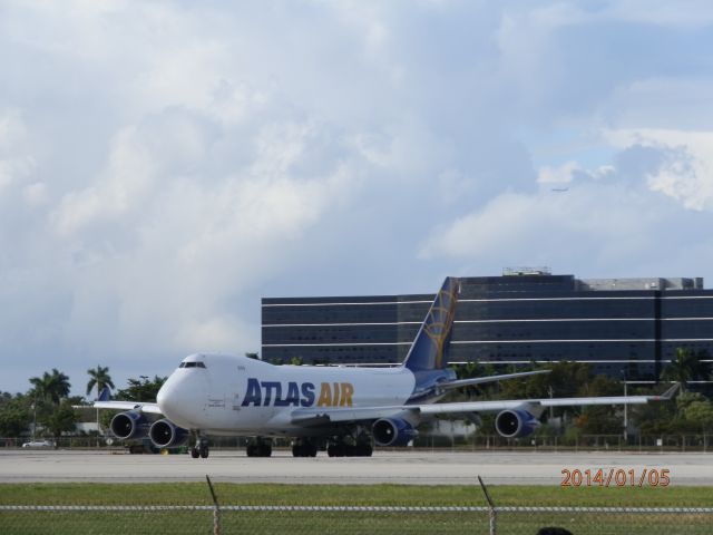 Boeing 747-400 (N412MC)