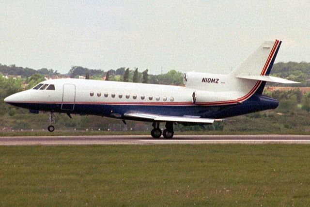 Dassault Falcon 900 (N10MZ) - Departing rwy 26 in May-07.  Reregistered N18MZ 26-May-07.