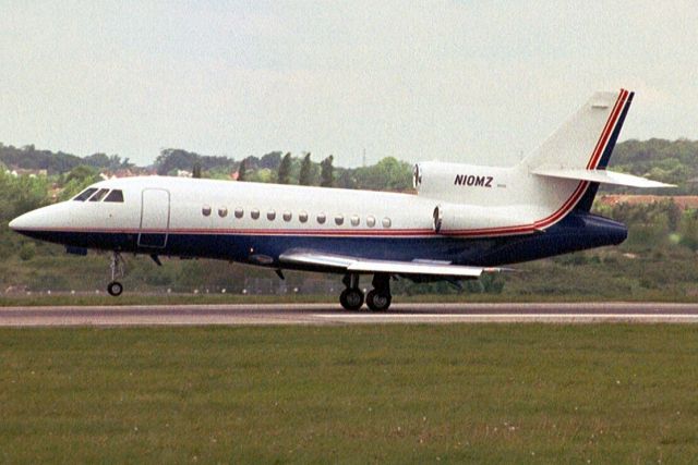 Dassault Falcon 900 (N10MZ) - Departing rwy 26 in May-07.  Reregistered N18MZ 26-May-07.