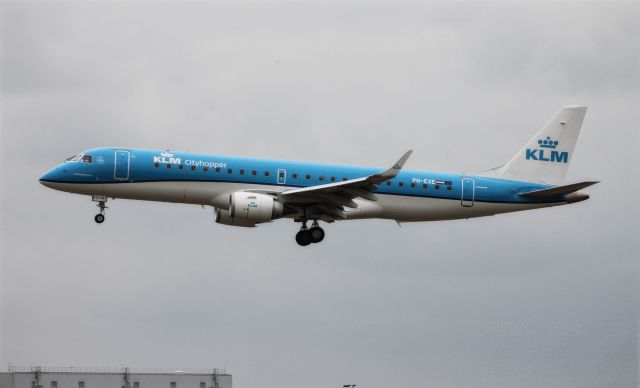 Embraer ERJ-190 (PH-EXE)