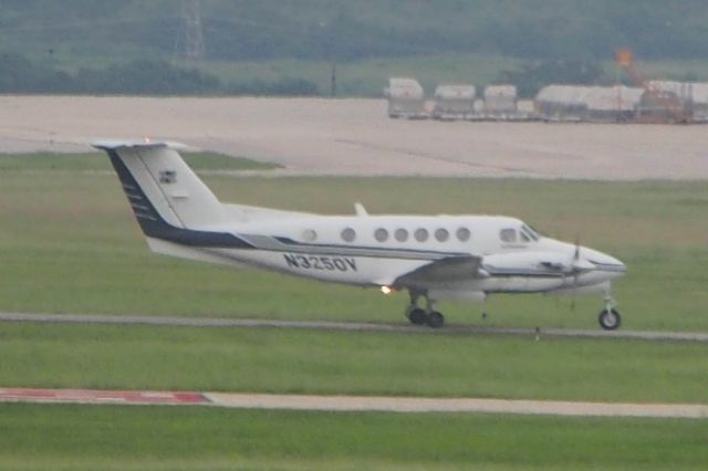 Beechcraft Super King Air 200 (N3250V)