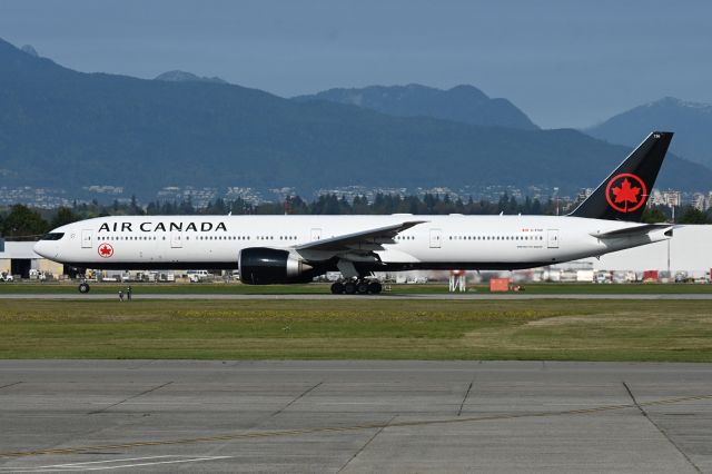 BOEING 777-300 (C-FIUV)