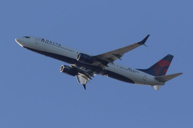 Boeing 737-700 (N846DN) - DAL1437 departure to KATL